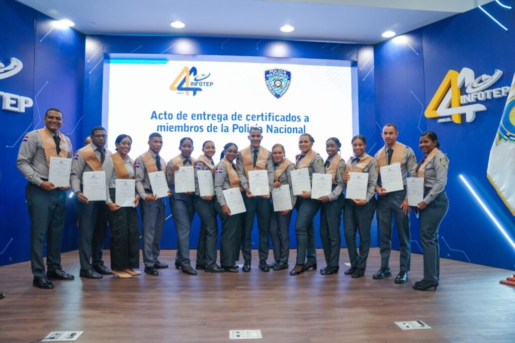 Infotep E Ipes Entregan Certificados A 97 Policías En Diferentes