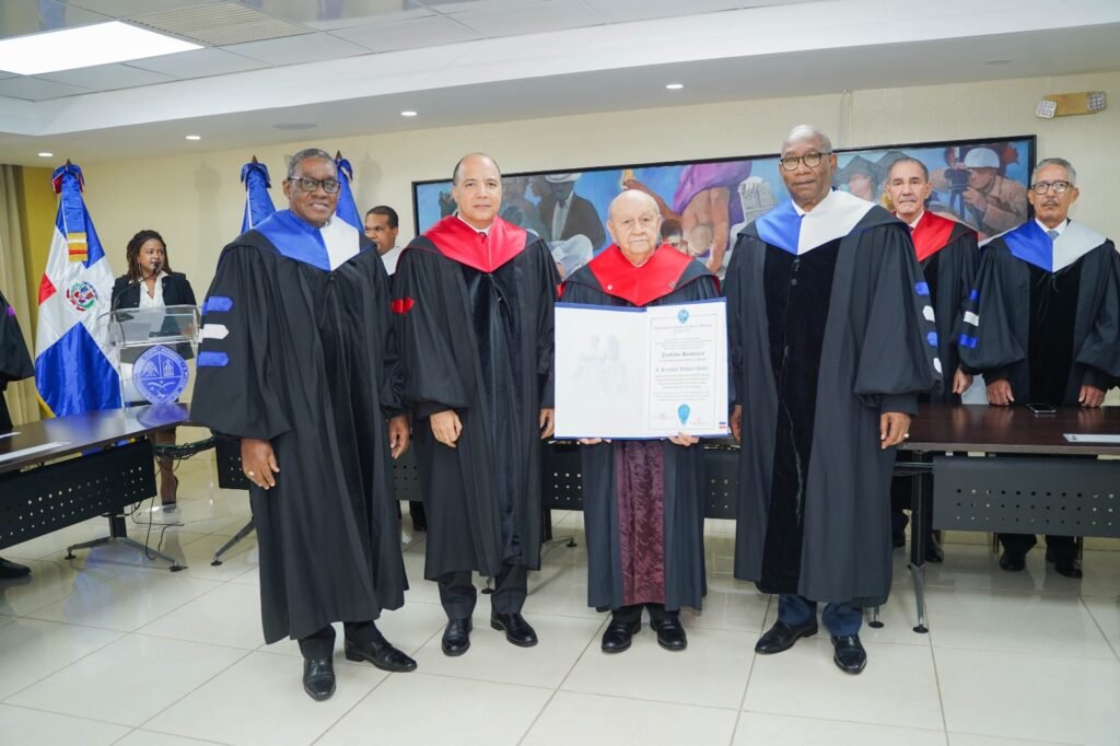 Uasd Inviste Al Dr. Franklyn Holguín Haché Como Profesor Honorario