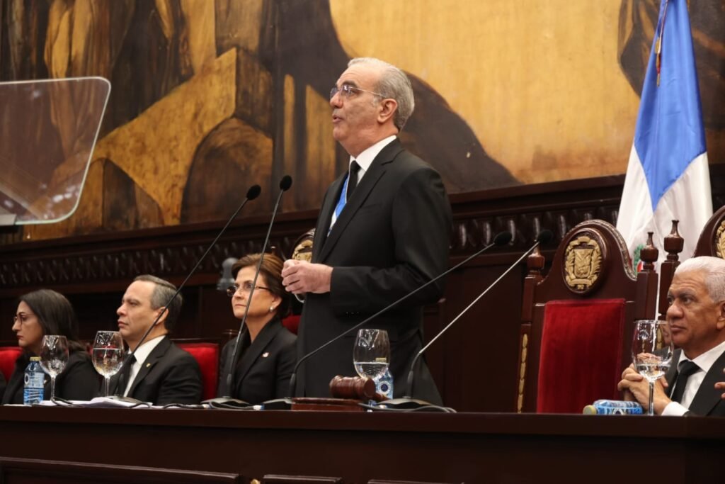 Avanzando hacia una educación integral y tecnológica Avanzando hacia una educación integral y tecnológica