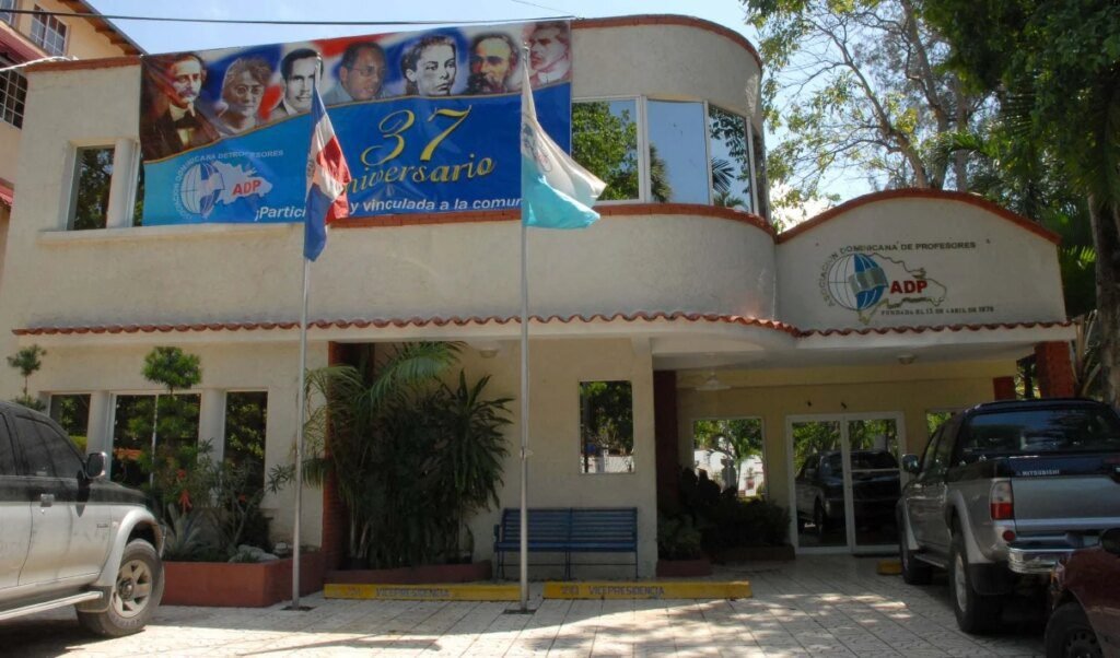 ADP advierte con cerrar escuelas en 4 provincias por falta de cumplimiento del Ministerio de Educación ADP advierte con cerrar escuelas en 4 provincias por falta