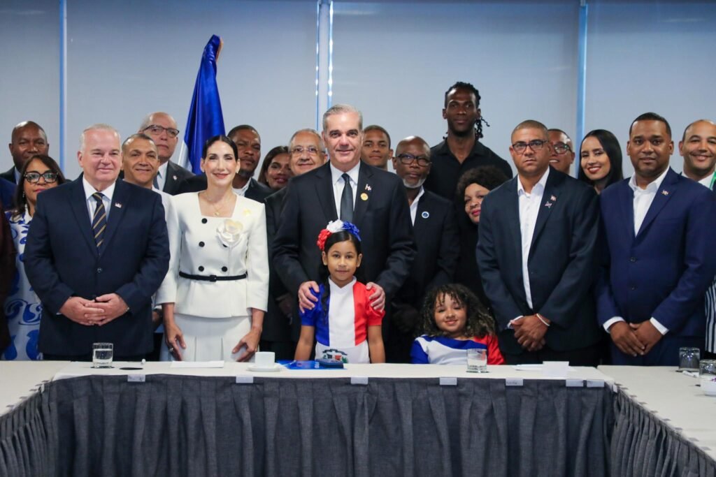 Abinader destaca oportunidades para dominicanos en Chile tras reunión con