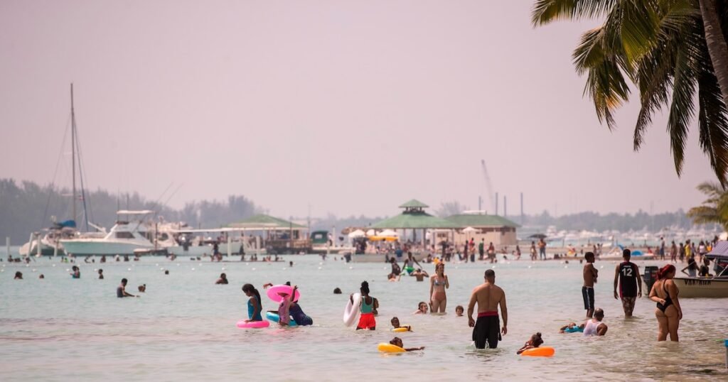 Casi la mitad de los dominicanos disfruta del turismo en