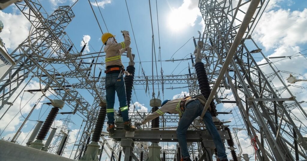 El sector eléctrico impulsa empleos bien remunerados en Dominicana