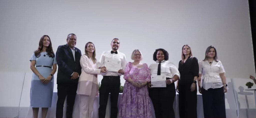 Graduación de 605 jóvenes para impulsar el turismo y la