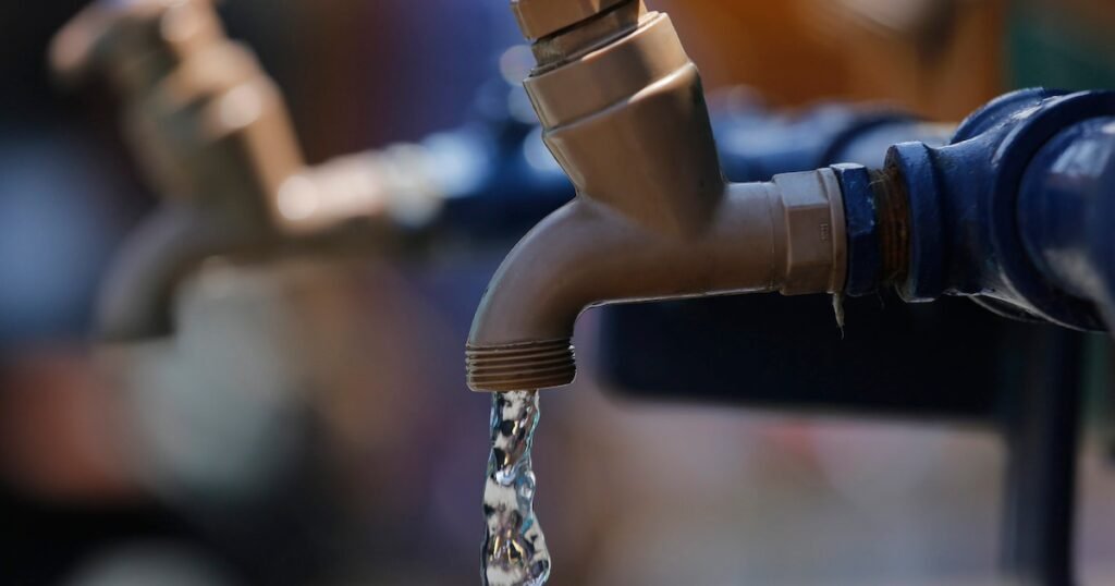 Impacto del Acceso Irregular al Agua Potable en el 83 % de los Hogares Dominicanos Impacto del Acceso Irregular al Agua Potable en el