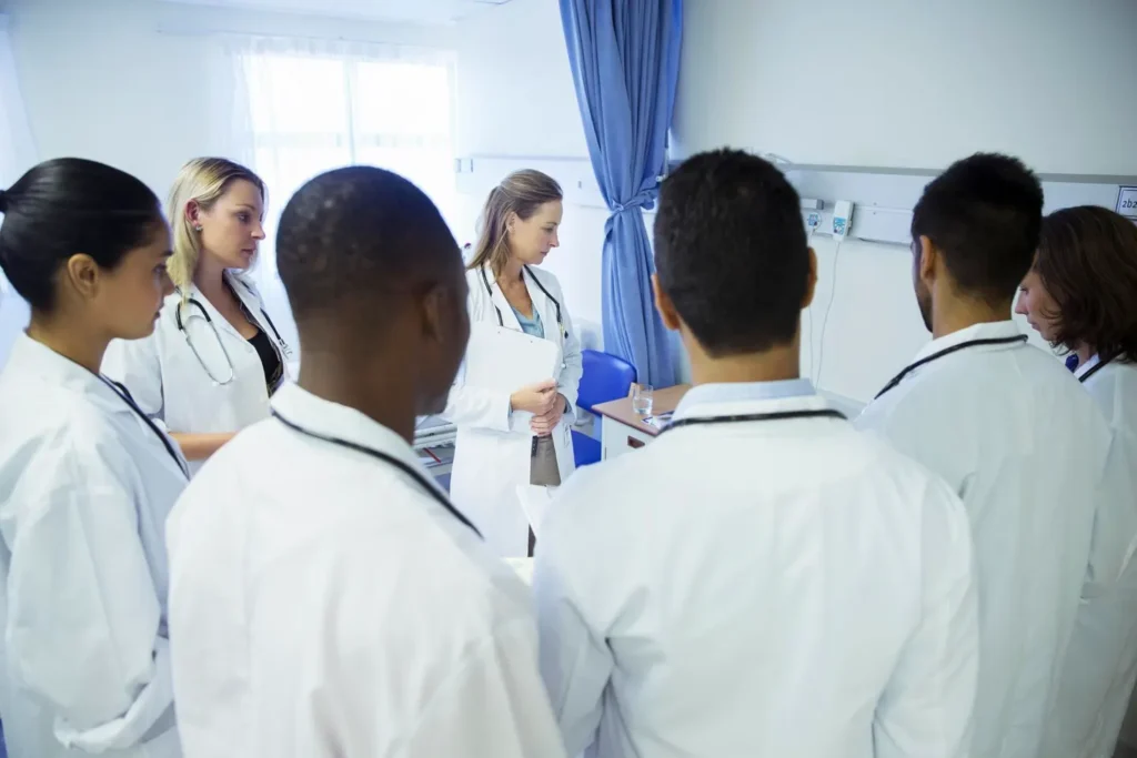 Menos médicos en EU por la suspensión de visas