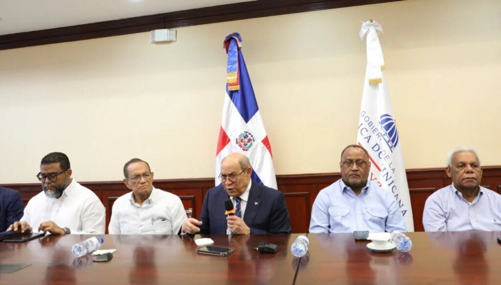 Rafael Santos presenta reforma educativa y obtiene respaldo sindical