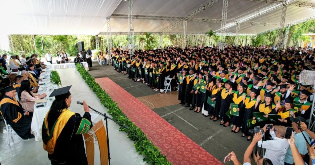 UTECO celebra la graduación de 623 nuevos profesionales en su 46ª ceremonia UTECO celebra la graduación de 623 nuevos profesionales en su