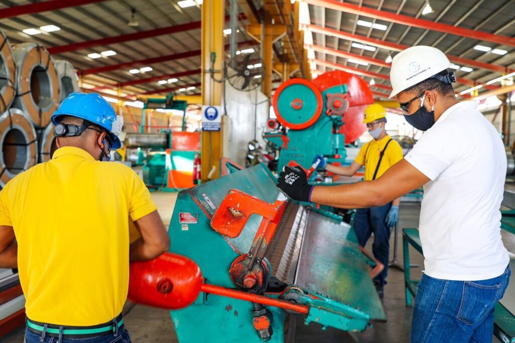 Crecen los empleos en la industria de maquinaria en RD,