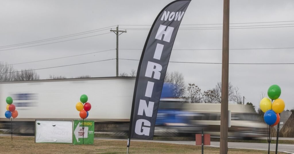 Empleos y contrataciones en EE.UU. caen en febrero