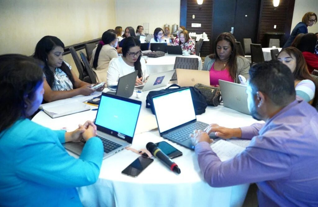 Exámenes de maestros suspendidos por problemas de Internet