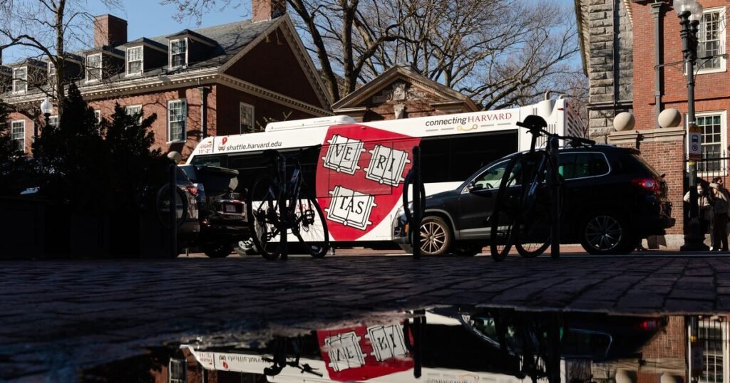 Harvard consigue frenar momentáneamente la prohibición de Trump para estudiantes