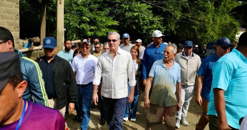 Presidente Abinader lidera labores en comunidades afectadas por lluvias en