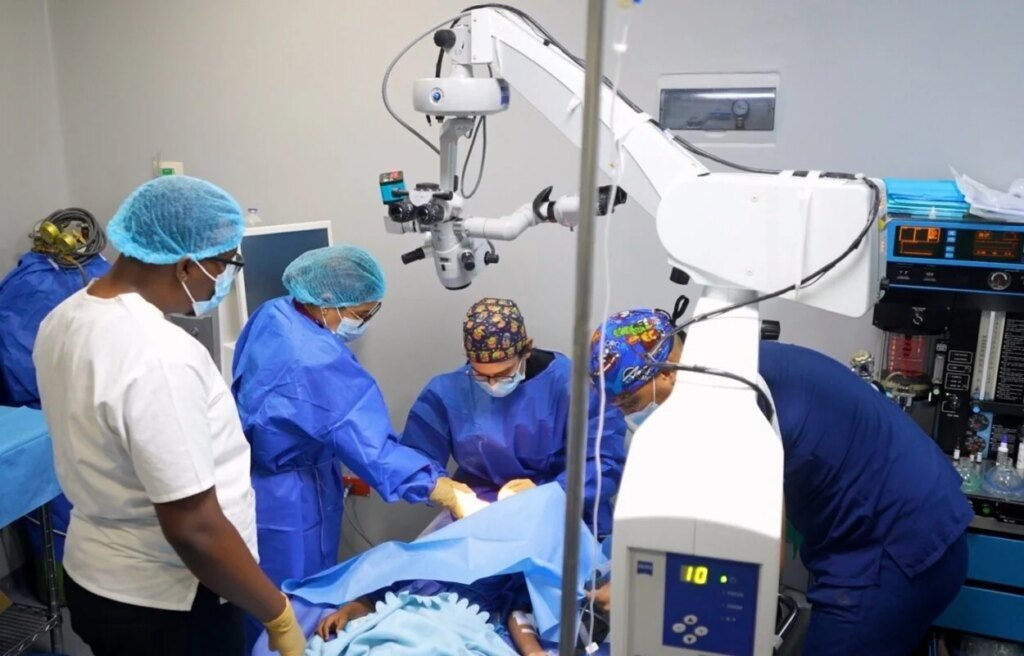 Transformación Visual: 9 Estudiantes Renacen con Cirugías Oculares